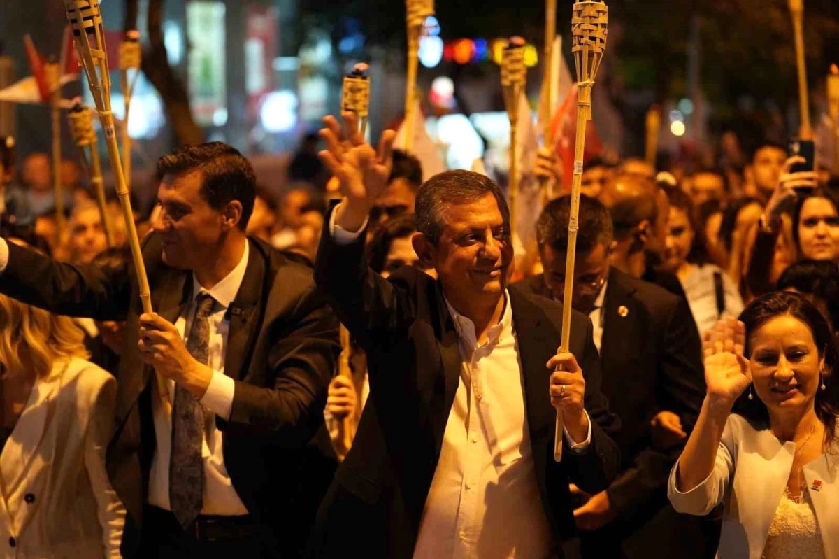 CHP Genel Başkanı Özgür Özel, İYİ Parti Genel Başkanı seçilen Müsavat Dervişoğlu’nu tebrik etti