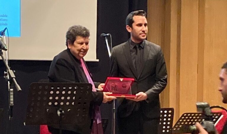 senal-sarihan-ugur-mumcu-ozel-odulunu-kazandi-vgDJdQxU.jpg
