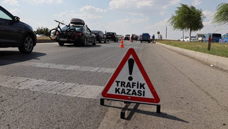 tem-otoyolunda-kaza-trafik-durdu-yaralilar-var-ld53ejVS.jpg