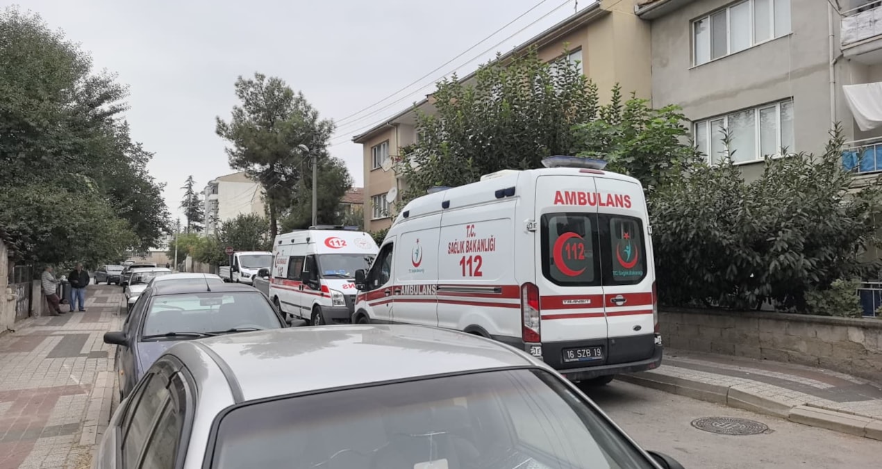 haber alamayinca balkondan eve girdikleri komsularini olu buldular RCrPFcSh