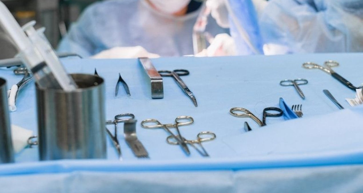 hastalardan bicak parasi aldigi iddia edilen akademisyen gorevinden uzaklastirildi MkFmbp9g