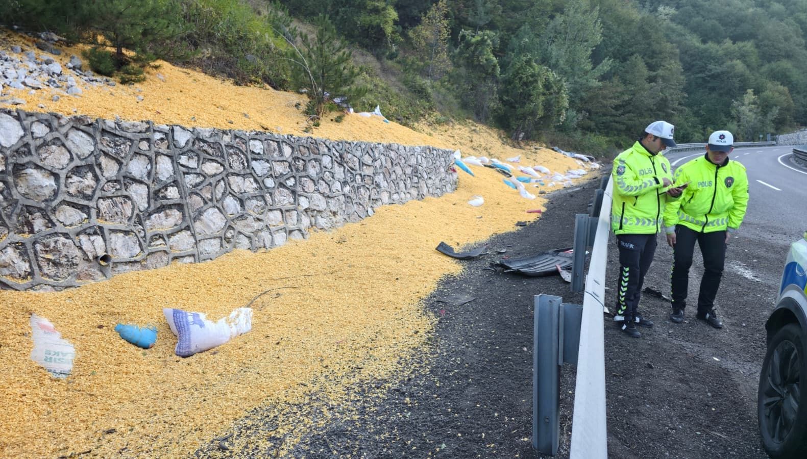 bursada hayvan yemi yuklu tir devrildi iki kisi agir yarali in5JHdqg