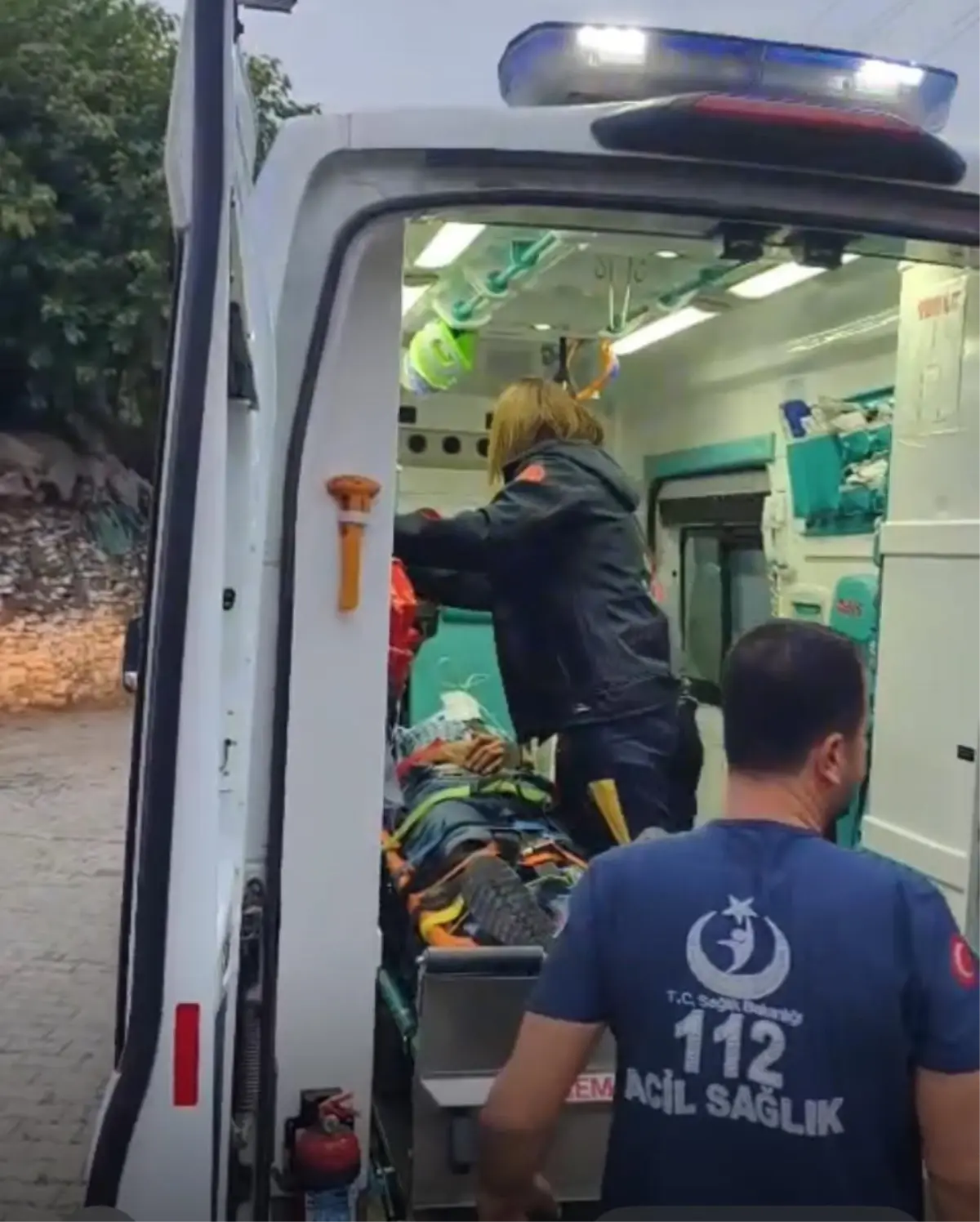 nazillide kamyonet ucuruma yuvarlandi 3 yarali FBvKea8I.jpg