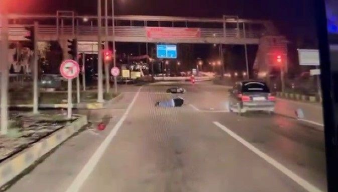 otomobil kirmizi isikta duran motosiklete carpti hE4k8iNp