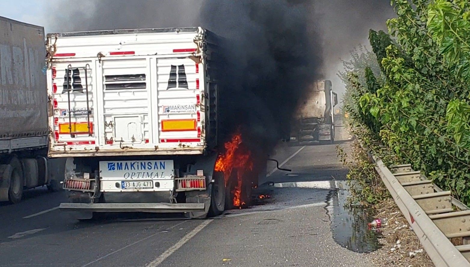 seyir halindeki tir alev alev yandi FuNxtEdw.jpg