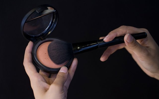 Kozmetik tabelalı iş yerinde binlerce ilaç ele geçirildi